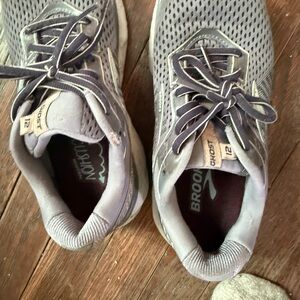 Brooks Women's Athletic Shoes in Gray Ghost 12.